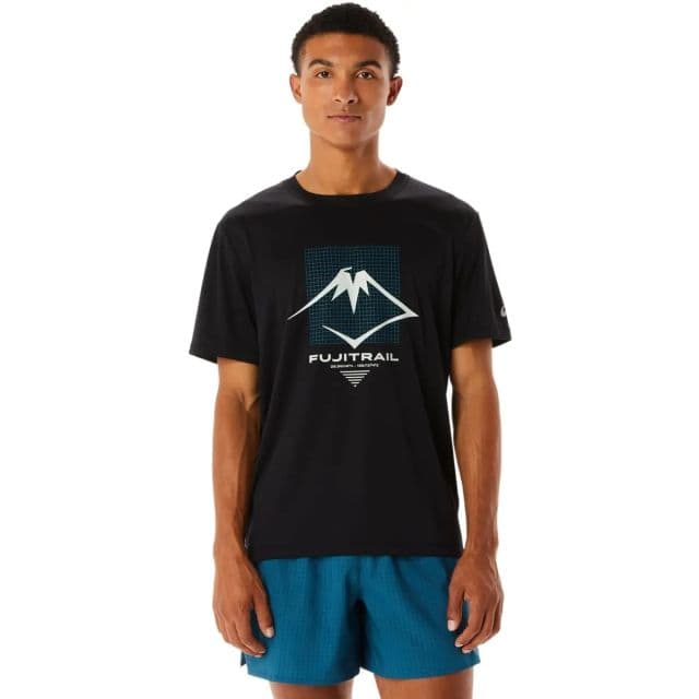 https://res.cloudinary.com/dtaiqpn0c/f_auto,c_limit,w_640,q_80/0859585_asics-mens-fujitrail-logo-short-sleeve-top-xx-large-performance-black.webp