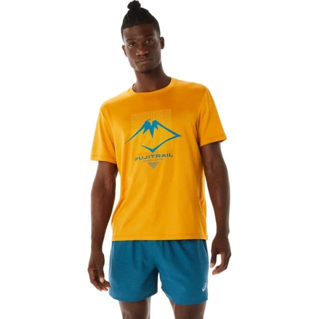 https://res.cloudinary.com/dtaiqpn0c/f_auto,c_limit,w_640,q_80/0859587_asics-mens-fujitrail-logo-short-sleeve-top-small-sandstorm.webp