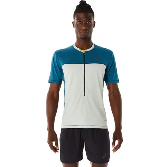 https://res.cloudinary.com/dtaiqpn0c/f_auto,c_limit,w_640,q_80/0859663_asics-mens-fujitrail-short-sleeve-top-apparel-medium-ink-teallight-sage.webp