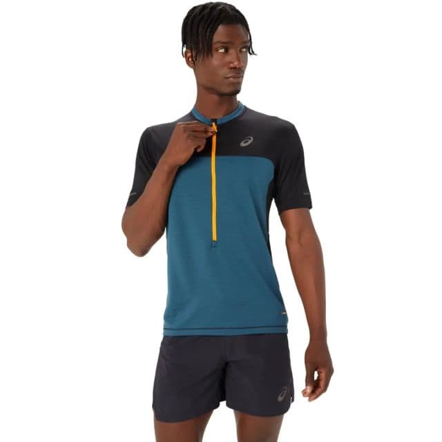 https://res.cloudinary.com/dtaiqpn0c/f_auto,c_limit,w_640,q_80/0859678_asics-mens-fujitrail-short-sleeve-top-apparel-x-large-magnetic-blueperformance-black.webp