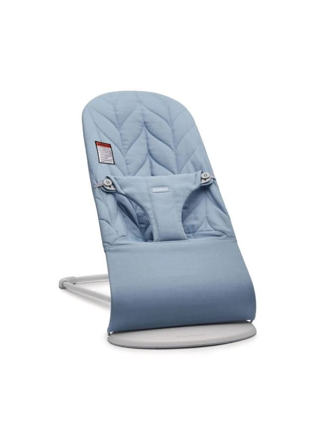 https://res.cloudinary.com/dtaiqpn0c/f_auto,c_limit,w_640,q_80/1002621_babybjörn-bouncer-bliss-woven-petal-quilt-blue-blue-woven-petal-quilt.webp