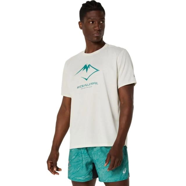 https://res.cloudinary.com/dtaiqpn0c/f_auto,c_limit,w_640,q_80/1092666_asics-mens-fujitrail-logo-short-sleeve-top-running-apparel-xx-large-birchwhite-sagerainy-lake.webp